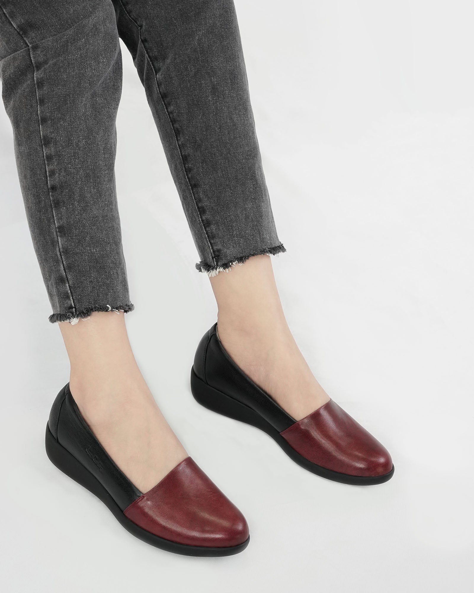 ស្បែកជើងសំប៉ែតនារី Pierre Cardin ទន់ស្រួលពាក់ ផលិតពីស្បែកសុទ្ធ ពណ៌ខ្មៅ ម៉ូដែល 27WC455