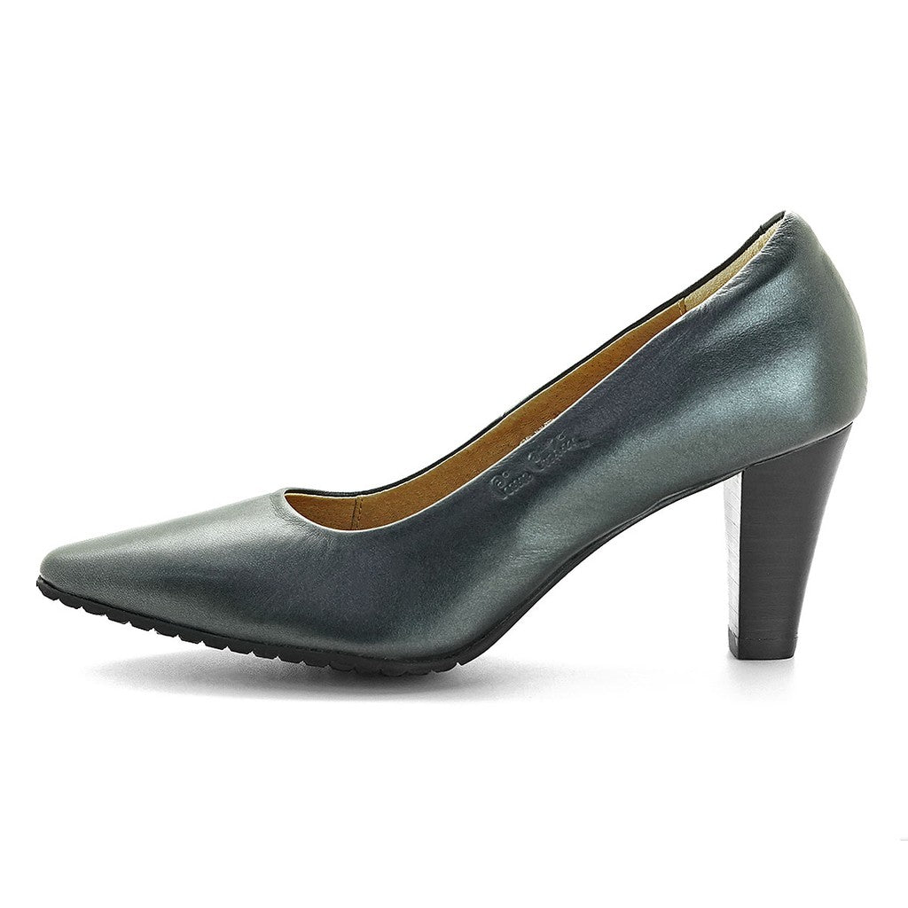 Pierre Cardin รองเท้าผู้หญิง รองเท้าส้นสูง Pump นุ่มสบาย ผลิตจากหนังแท้ สีดำเงา รุ่น 23WD316