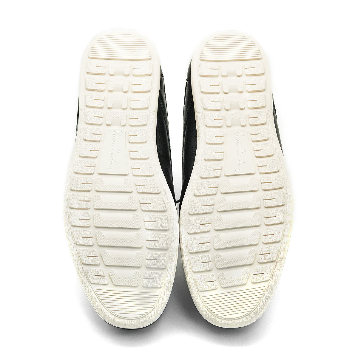 បង្កើនរូបរាងរបស់អ្នកជាមួយនឹងរូបរាងដ៏ទំនើប និងថ្លៃថ្នូរជាមួយនឹងស្បែកជើងស្បែកសុទ្ធពី Pierre Cardin ម៉ូដែល 71EC138។