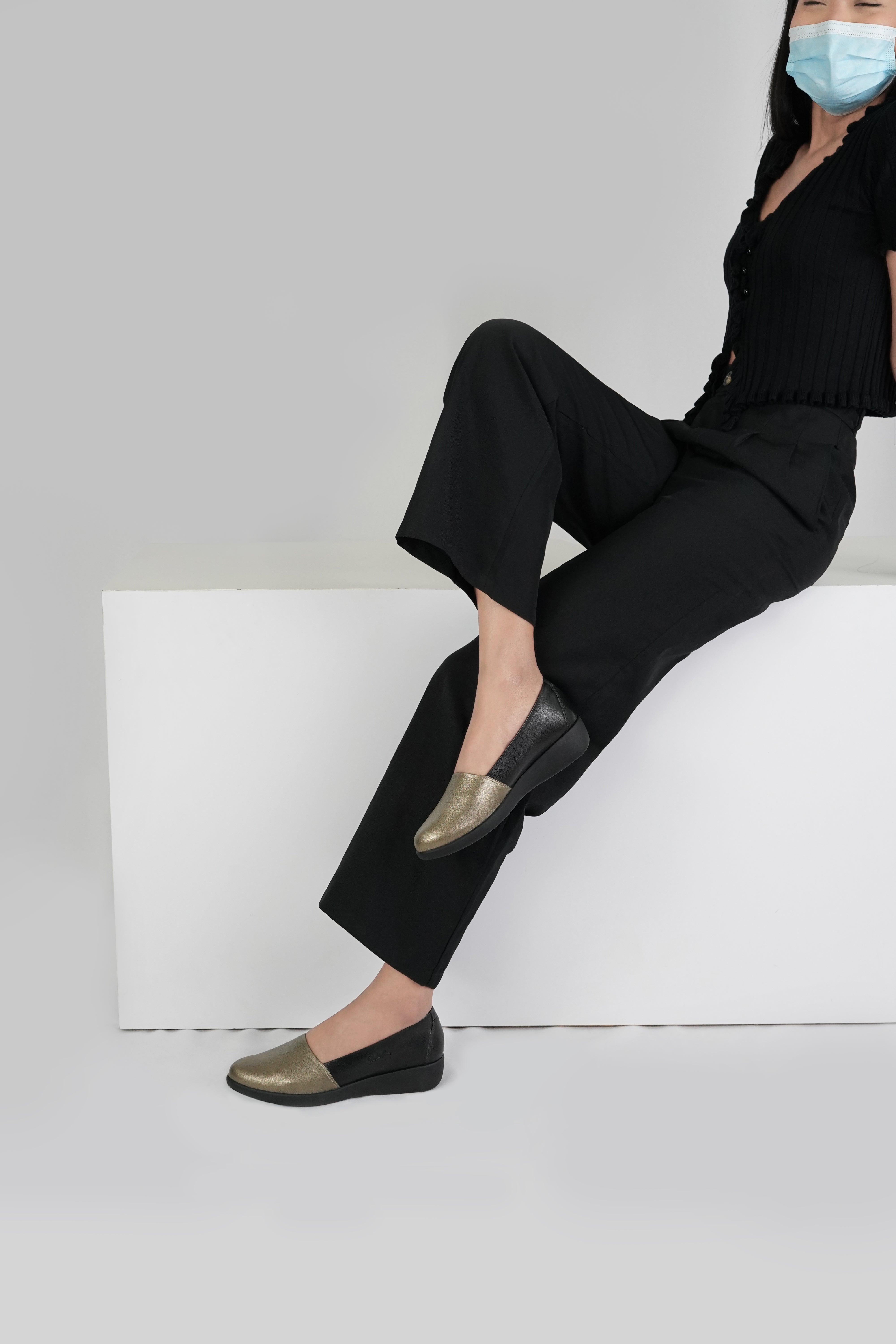 ស្បែកជើងសំប៉ែតនារី Pierre Cardin ទន់ស្រួលពាក់ ផលិតពីស្បែកសុទ្ធ ពណ៌ខ្មៅ ម៉ូដែល 27WC455