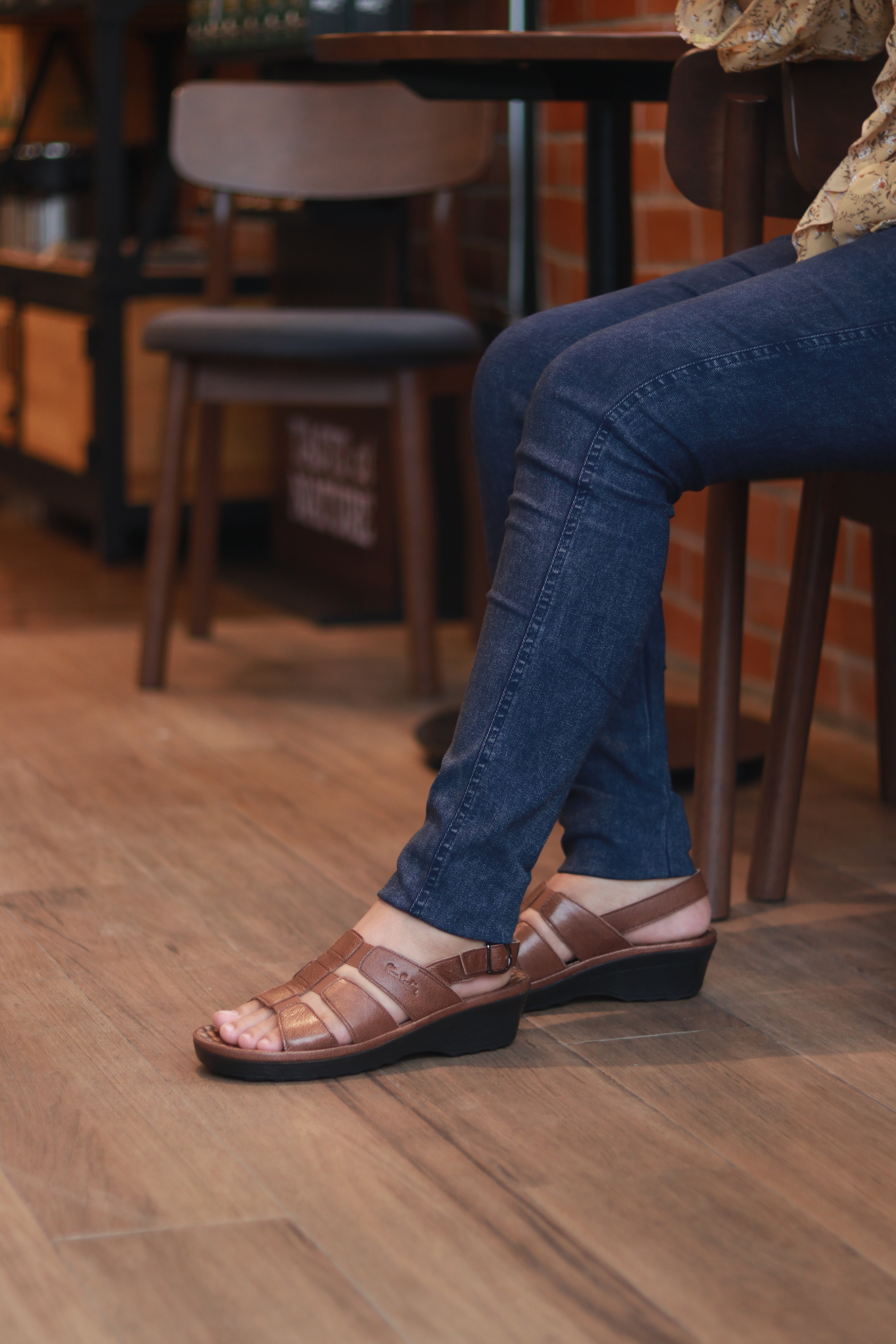 ស្បែកជើងនារី Pierre Cardin ស្បែកជើងកវែងនារី ស្បែកជើងកែងជើងរាបស្មើ ស្រួលពាក់ ផលិតពីស្បែកពិតប្រាកដ ពណ៌ Bronze Gold ទំហំ 21SS242