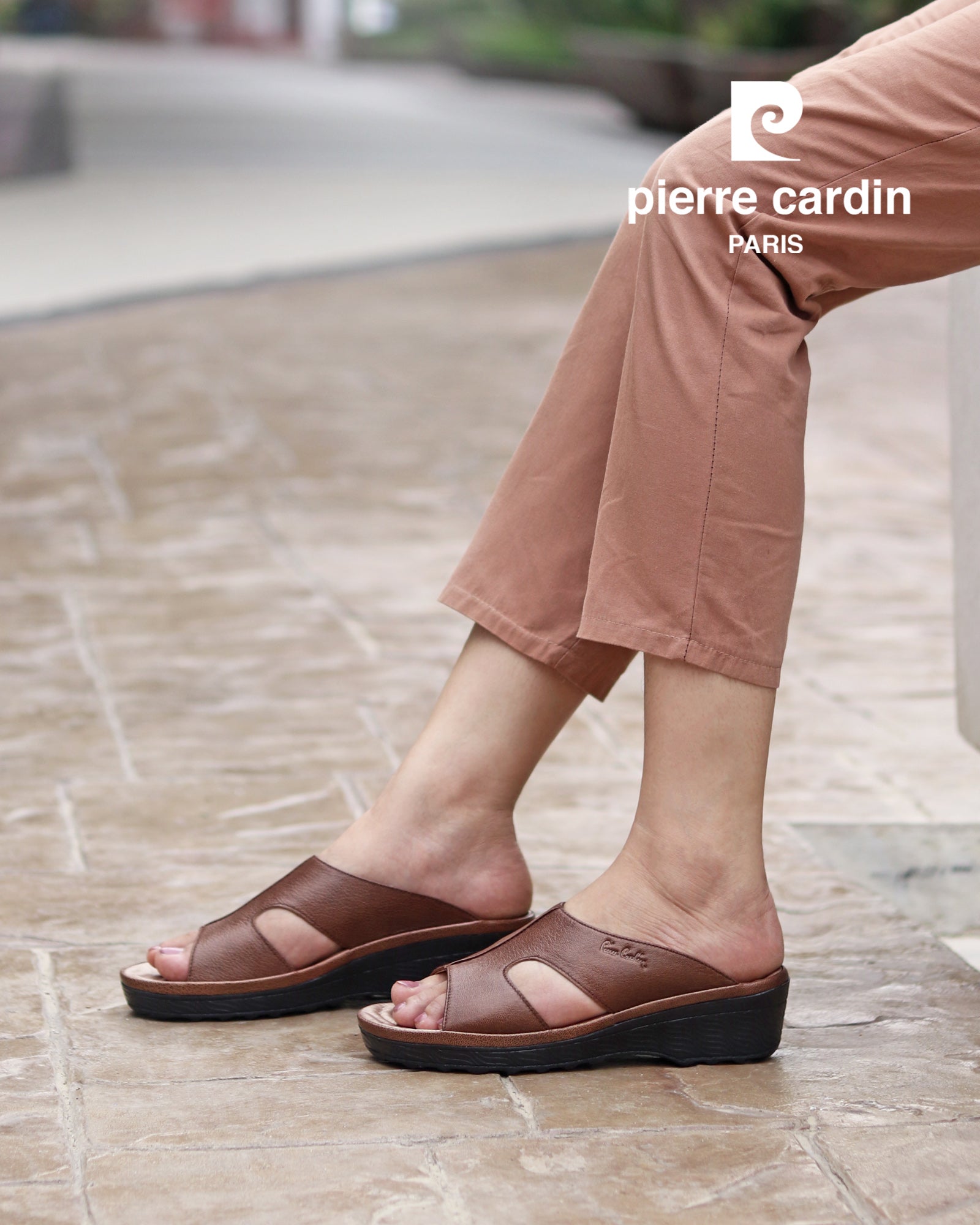 ស្បែកជើងនារី Pierre Cardin ស្បែកពិតប្រាកដ ទន់ស្រួលពាក់ ស្ទីលរអិល/មានខ្សែ ពណ៌ត្នោតខ្ចី ម៉ូដែល 21SS244 