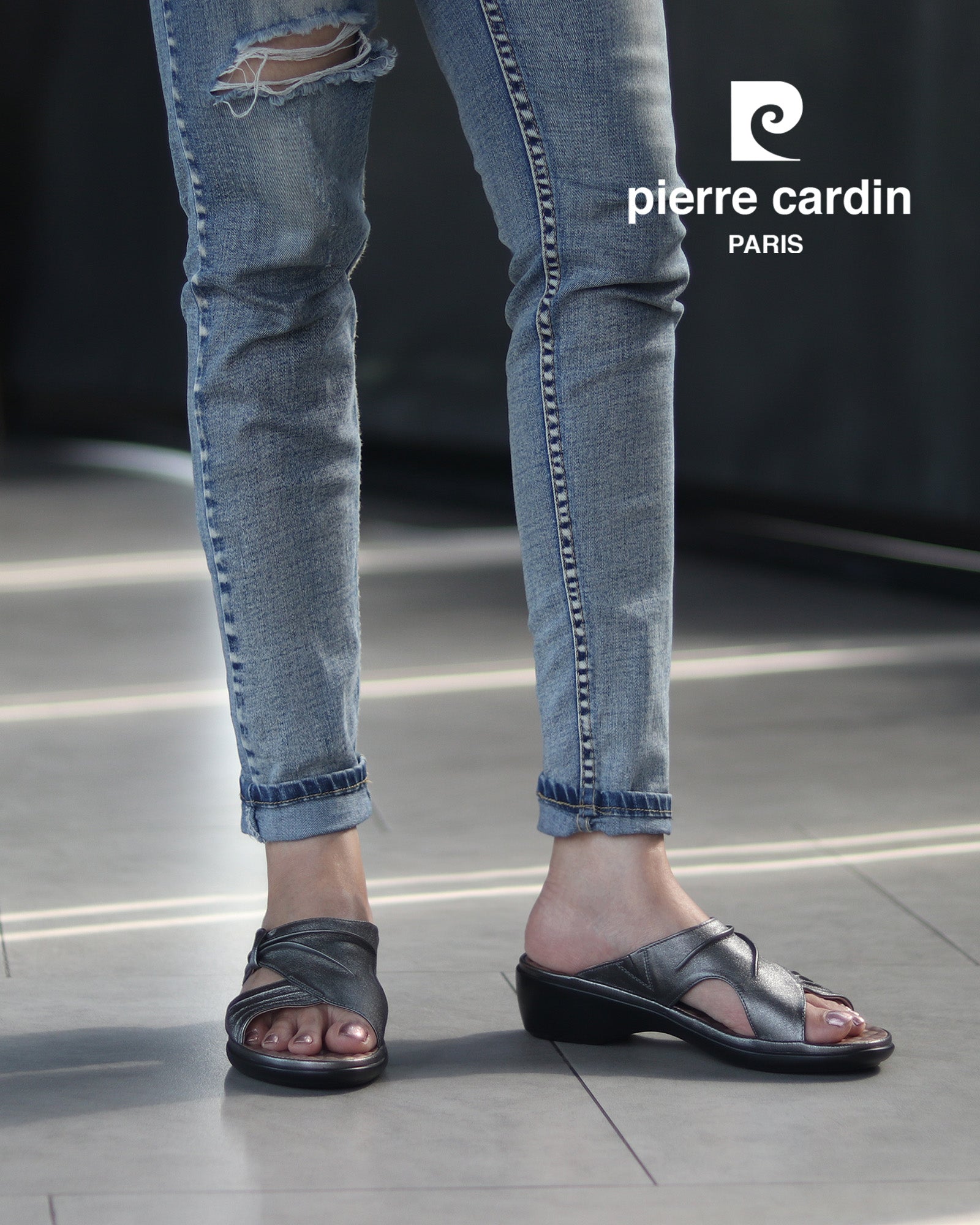 ស្បែកជើងសុខភាពនារី Pierre Cardin ទន់ស្រួលពាក់ ផលិតពីស្បែកពិតប្រាកដ ប្រផេះ ម៉ូដែល 23SS294