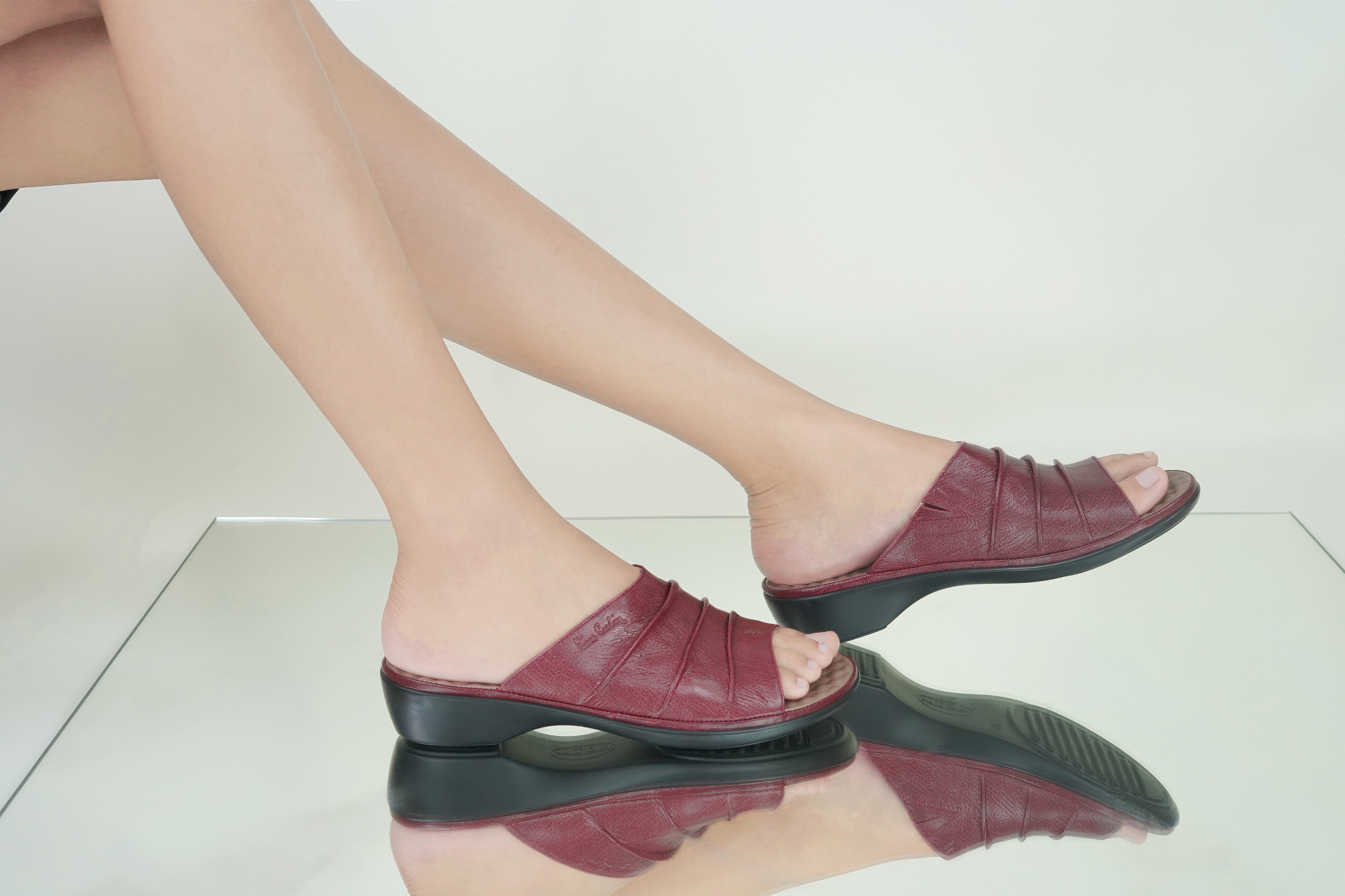 ស្បែកជើងនារី Pierre Cardin ស្បែកជើងប៉ាតា ស្បែកជើងផ្ទាត់ ទន់ស្រួលពាក់ ផលិតពីស្បែកសុទ្ធ ម៉ាក Berry Red ម៉ូឌែល 20SS230 