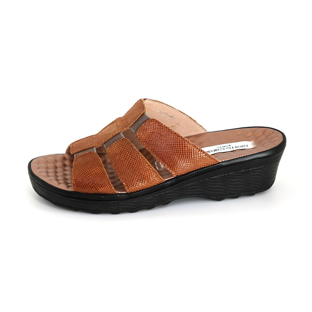 [Size 36 - 42] รองเท้าแตะสตรี Pierre Cardin แบบสวม พื้นนิ่ม ใส่สบาย สีทองแดง ทรงสวย น้ำหนักเบา - 21SS246
